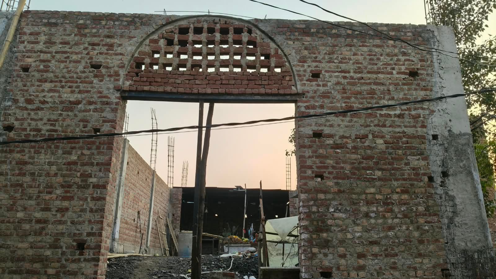 शिव मंदिर का निर्माणाधीन प्रवेश द्वार
