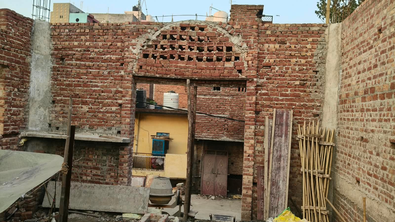 मंदिर की निर्माणाधीन दीवारें