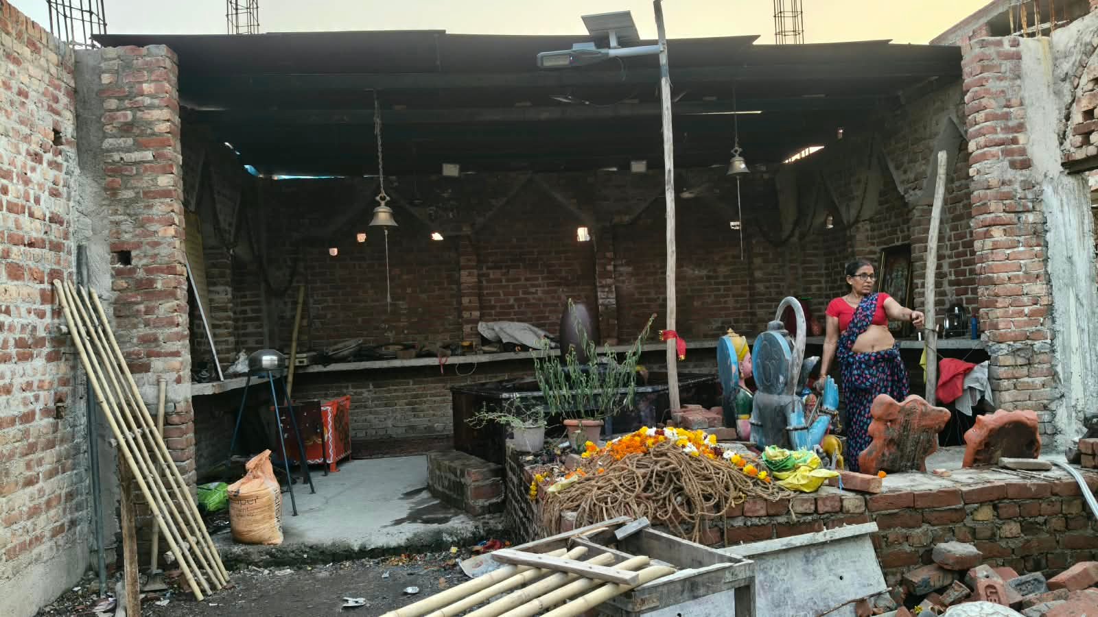 शिव मंदिर परिसर में जारी निर्माण कार्य