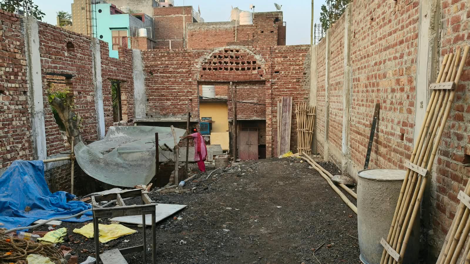 शिव मंदिर की बाहरी दीवारों का निर्माण