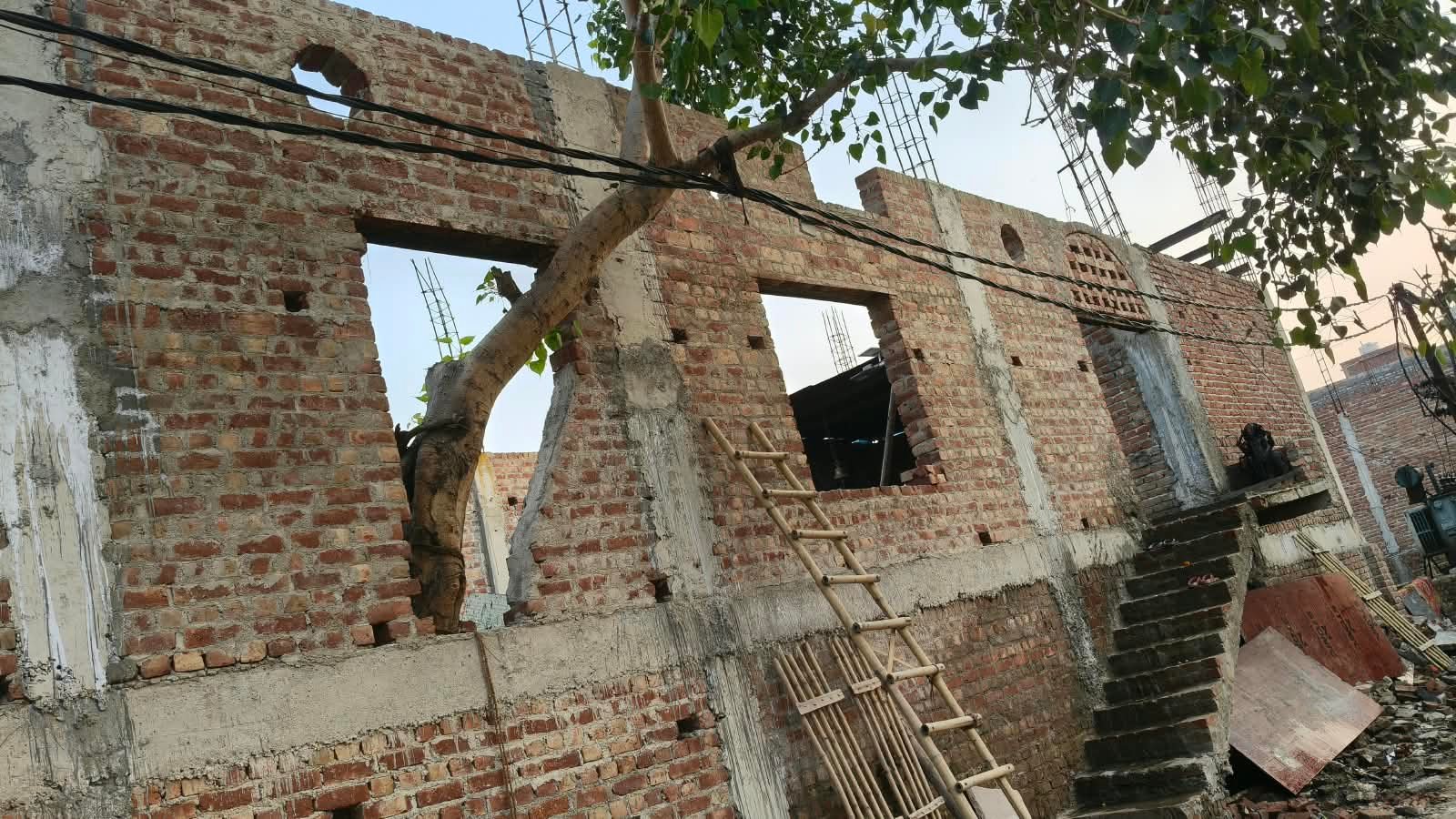 मंदिर परिसर में चल रहा निर्माण कार्य