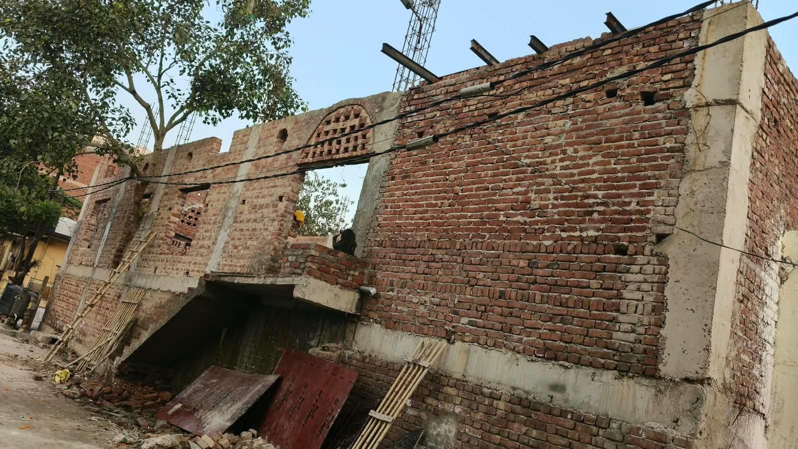 निर्माणाधीन शिव मंदिर की संरचना